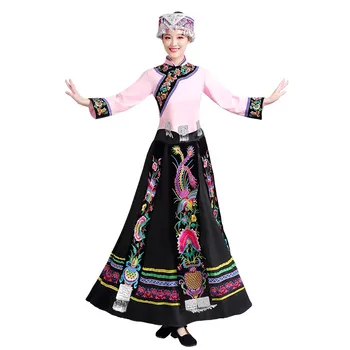 Етнически костюм Buyi Женски костюм Характерните традиционни костюми-Костюм за изяви